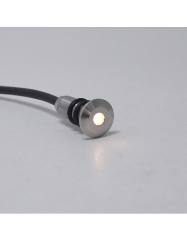 Warmweisser Mini-Einbau-LED-Spot leuchtend 24V IP68 Nahaufnahme
