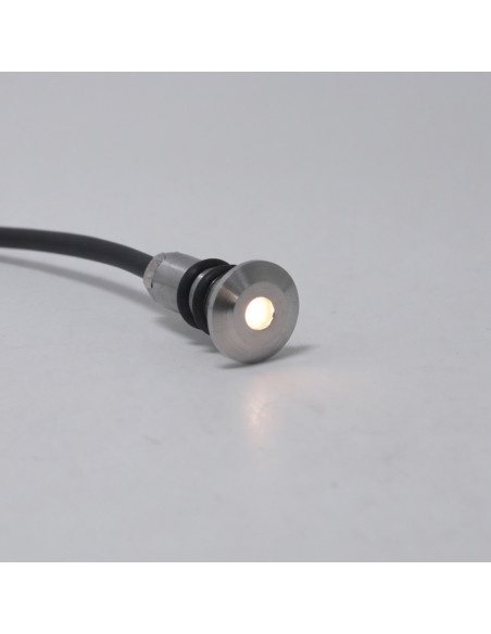 Warmweisser Mini-Einbau-LED-Spot leuchtend 24V IP68 Nahaufnahme