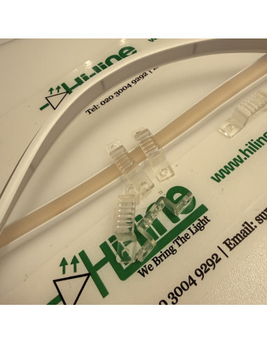 COB-Neon-Mantel neben den transparenten Halteclips