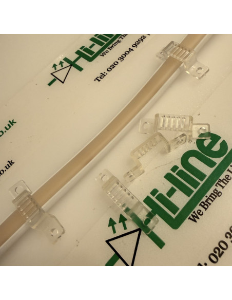 Transparente Halteclips auf dem COB-Neon aufgesteckt