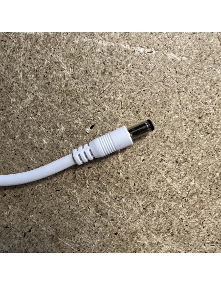 DC power plug for signage lightbox module