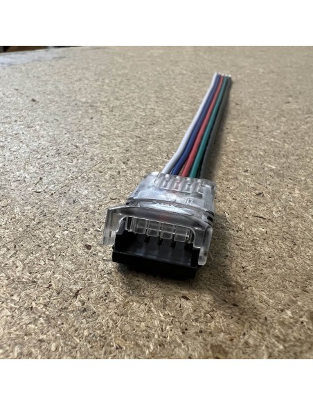 rgbw-led-streifen-zu-stromregler-verbinder