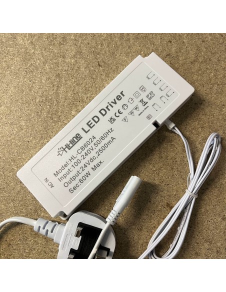 Kompakter-24V-60W-Multiport-LED-Treiber-Touch-Dimming