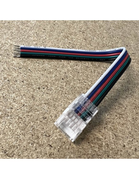 Hippo-M-10mm-RGBW-Connector-Closeup: Detailed View of Solderless Power Connection