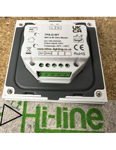 Touchpanel-LED-Dimmer-in-Benutzung-TPS-D-WT