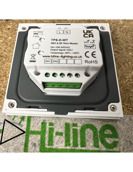 Touchpanel-LED-Dimmer-in-Benutzung-TPS-D-WT